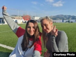 Мария Ковалева (слева) с коллегой на футбольном поле.