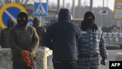 Пророссийские боевики в масках на установленном на Чонгаре блок-посту, север Крыма, 7 марта 2014 г.