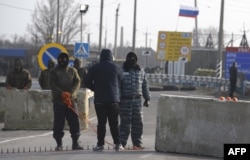 Пророссийские боевики стоят на блок-посту на въезде в Крым. 7 марта 2014 года.