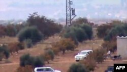 Снимок, сделанный с выложенного в YouTube видео: сирийская армия совершает рейд по фермам севернее Хамы