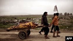 Irakianët duke u larguar nga Mosuli Perëndimor 