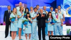 Президент Казахстана Нурсултан Назарбаев (в центре) во время чествования призеров лондонской Олимпиады. Астана, 17 августа 2012 года.
