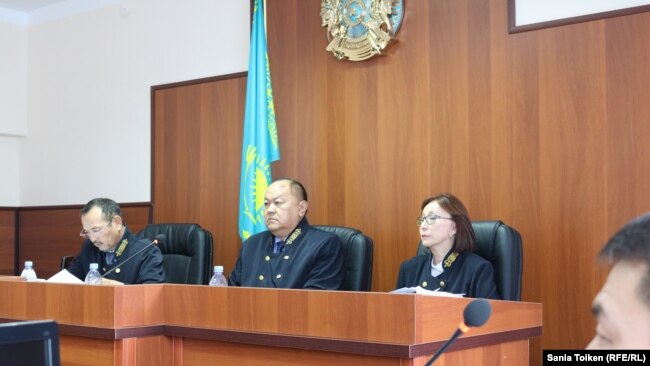 Апелляционная коллегия областного суда под председательством Нурсапы Примашева при участии судей Габита Бастубаева (слева) и Хамиды Каженовой. Актау, 6 июня 2018 года.