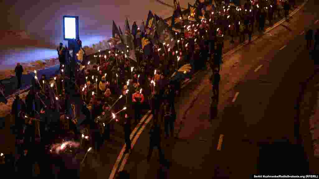 Декілька сотень учасників пройшлися столицею із смолоскипами на честь Героїв Крут