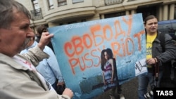 Акция у здания Хамовнического суда в поддержку Pussy Riot. Москва, 20 июля 2012 г.