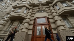 Дом, в котором проживает заместитель главы дипмиссии Голландии в России Онно Эльдеренбош. Москва, 16 октября 2013 года. 
