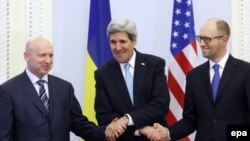 Аляксандар Турчынаў, Джон Керы і Арсеній Яцанюк