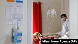 یک بیمار مبتلا به ویروس کرونا که در بیمارستانی در تهران بستری شده است.