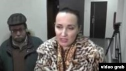 Тацьцяна Шаўцова-Валава гаворыць з карэспандэнтамі падчас судовага працэсу раней сёлета