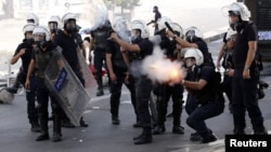Анкара полициясы демонстранттарды тарату үшін газ қолданып тұр. 3 маусым 2013 жыл