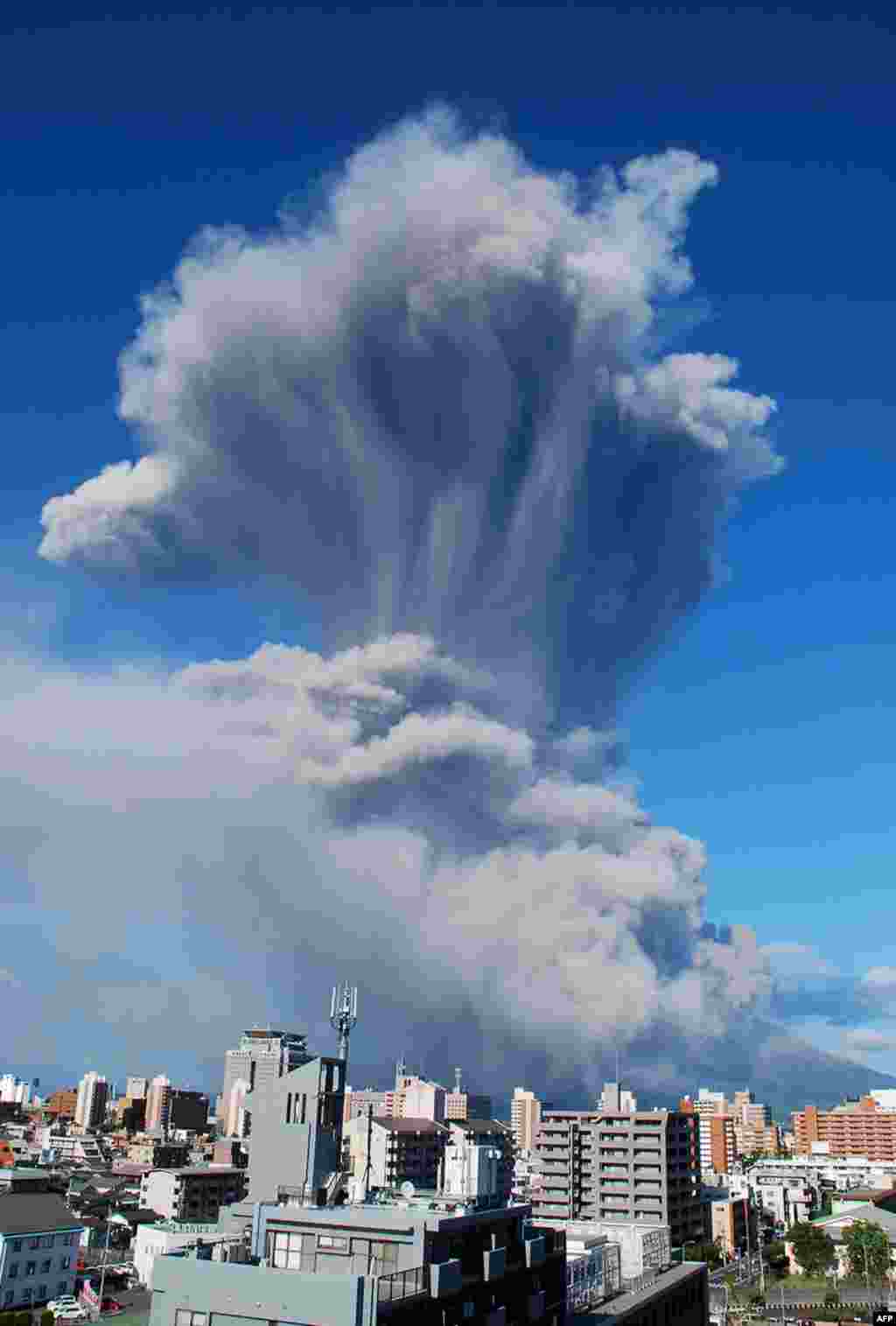 Вулкан Сакурадзіма в Японії викинув стовп попелу на висоту до 5 км, 18 серпня 2013 року