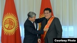 Президент Атамбаев вручает Сыргаку Абдылдаеву медаль «Эрдик»