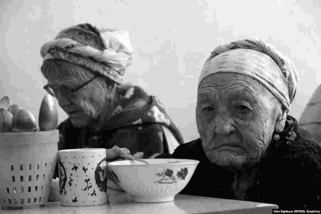 Бабушки ни на что не жалуются, но признаются, что им было бы намного приятнее выпить чашку чая из рук невестки. 