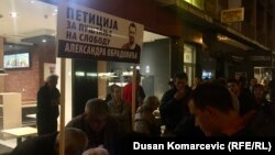Građani potpisuju peticiju za oslobađanje uzbunjičava Aleksandra Obradovića