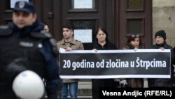 Policijsko obezbeđenje štitilo je aktiviste koje su okupile Žene u crnom u februaru 2013. ispred železničke stanice u Beogradu, kako bi podsetile na otmicu i ubistvo ljudi iz voza u Štrpcima 1993.
