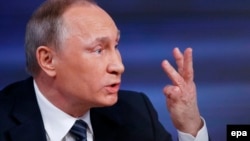 Ресей президенті Владимир Путин журналистерге жауап беріп отыр. Мәскеу, 17 желтоқсан 2015 жыл. 