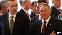 Режеп Тайып Ердоғанның (сол жақта) Түркия премьер-министрі болып тұрған кезінде Қазақстан президенті Нұрсұлтан Назарбаевпен кездесуі. Астана, 23 мамыр 2012 жыл.