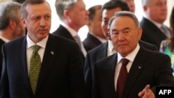 Президент Казахстана Нурсултан Назарбаев и президент Турции Реджеп Тайип Эрдоган (слева). Астана, 23 мая 2012 года.