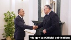 Новий угорський посол Іштван Ійдярто (справа) почав працювати в Києві у листопаді