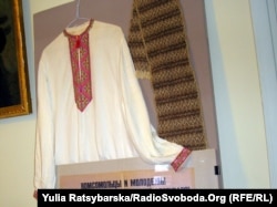 Міні-виставка особистих речей Сидоренка. Його концертна вишиванка