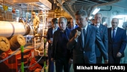 Председатель правления «Газпром» Алексей Миллер и президент России Владимир Путин на трубоукладочном судне Pioneering Spirit, июнь 2017 г. 