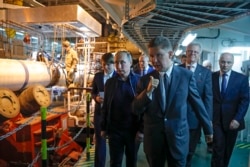 Президент Росії Володимир Путін і виконавчий директор «Газпрому» Олексій Міллер оглядають роботу над проектом «Турецький потік» у Чорному морі поблизу Анапи, 23 червня 2017 року