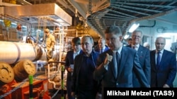 Президент России Владимир Путин и глава "Газпрома" Алексей Миллер (на переднем плане) изучают подготовительные работы по строительству "Турецкого потока". Анапа, июнь 2017 года
