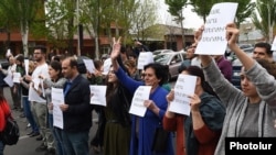 Armenia - People block a street in Yerevan to protest against Prime Minister Serzh Sarkisian, 20 April 2018.