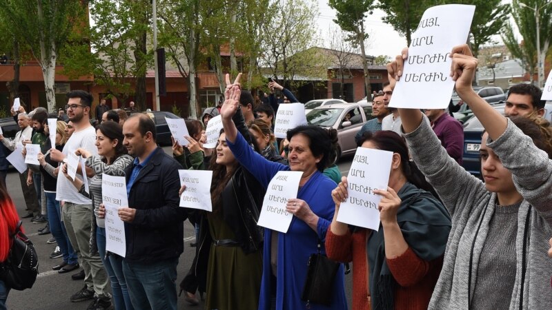În capitala Armeniei, Erevan, au continuat protestele împotriva alegerii fostului președinte Serj Sakizian în funcția de premier
