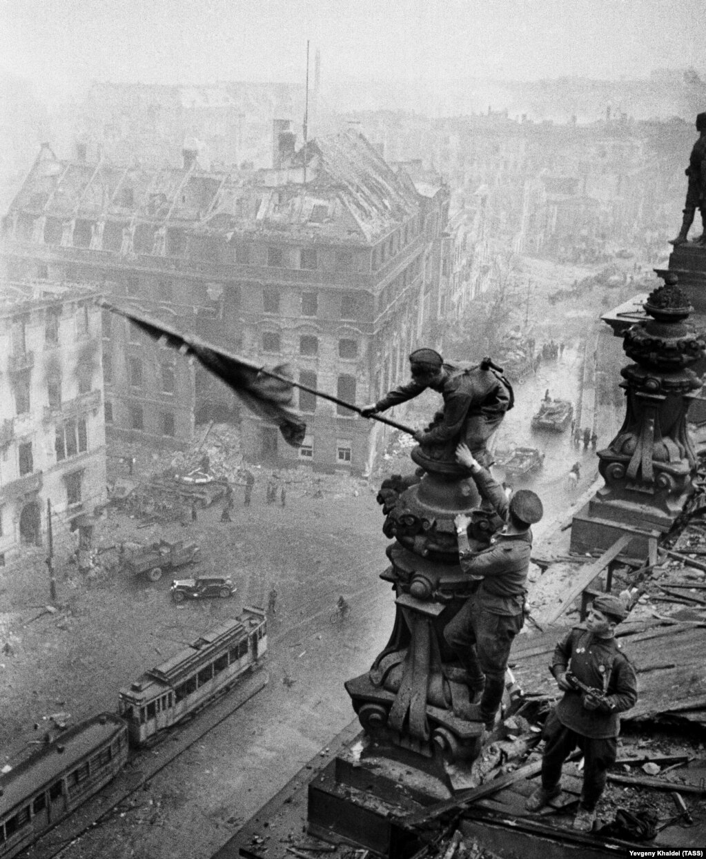 Одна из фотографий этой серии была подвергнута ретуши по требованию ТАСС - в агентстве сочли, что две пары часов, которые видны на каждом из запястий Абдулхакима Исмаилова, могут указать на факты мародерства советских солдат. Перед публикацией Халдей удалил со снимка вторые часы с помощью обычной булавки. В 2013-м дочь фотографа продала оригинальный негатив российскому бизнесмену, который передал его в Еврейский музей в Москве.
