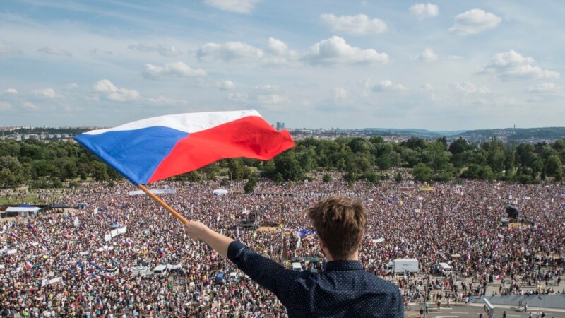 Масовни антивладини протести во Прага 
