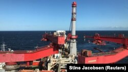 Трубоукладчик компании Allseas укладывает звенья "Северного потока-2", 13 сентября 2019. Вскоре это судно попало под санкции США и прекратило работы в Балтийском море.