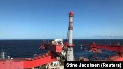 Трубоукладчик компании Allseas укладывает звенья «Северного потока — 2», 13 сентября 2019 года. Вскоре это судно попало под санкции США и прекратило работы в Балтийском море.
