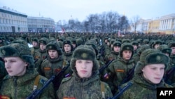 Російські воякі на параді, присвяченому 75-й річниця зняття блокади Ленінграду під час Другої світової війни. 27 січня 2019 року