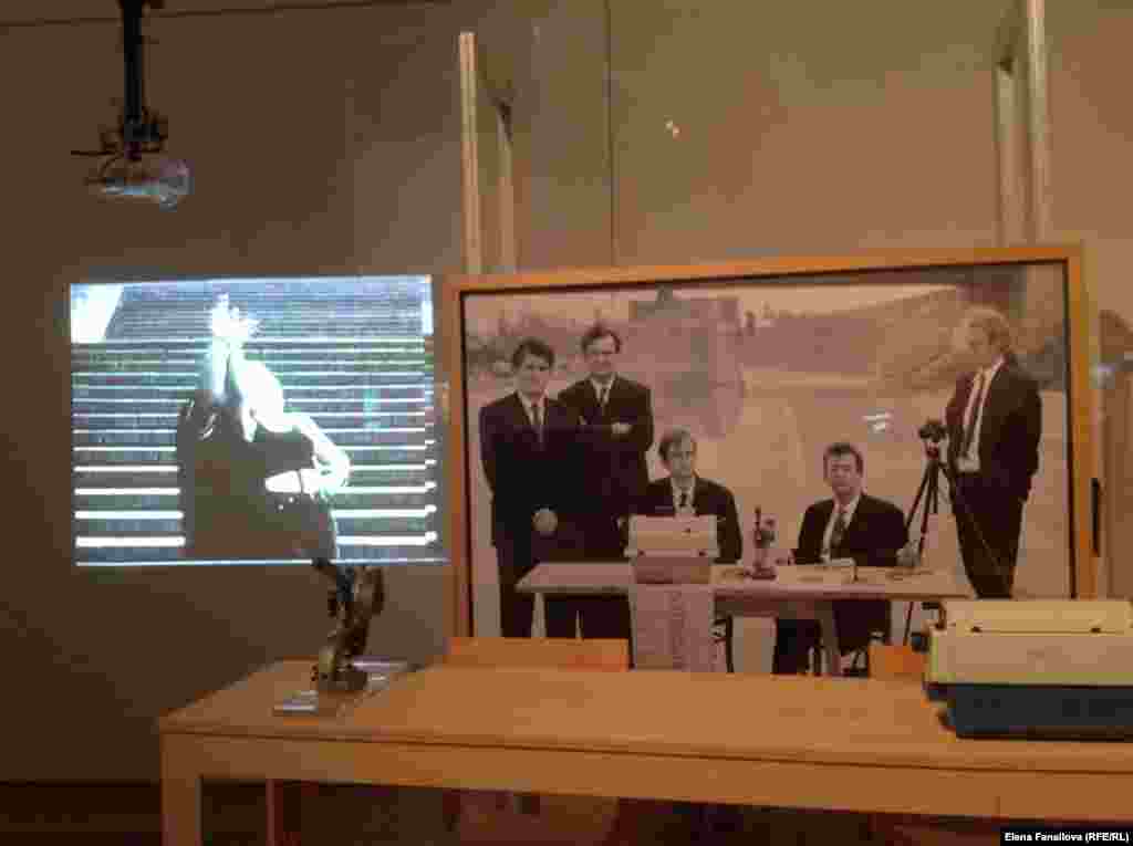 Слева - видео Александра Ройтбурда (Украина) &quot;Психоделическое вторжение броненосца &quot;Потемкин&quot; в галлюциноз Сергея Эйзенштейна&quot;, 1998; справа - группа IRWIN (Neue Slowenische Kunst)