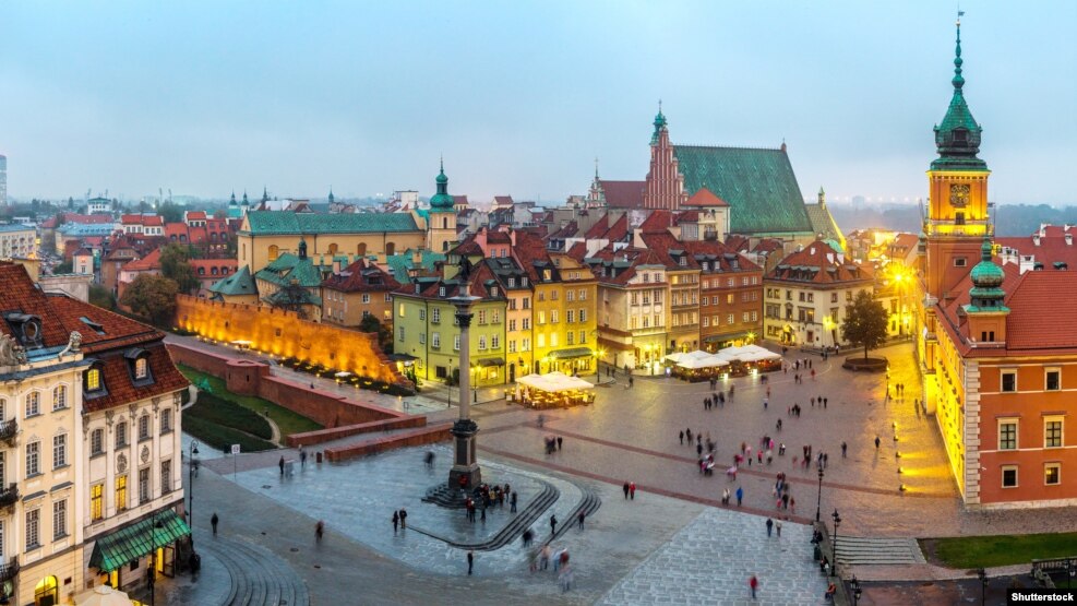Pamje e një pjese të Varshavës gjatë natës