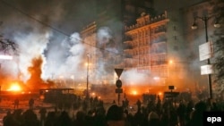 Protestuesit ballfaqohen me policinë speciale në Kiev të Ukrainës