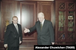 Президент РФ Борис Ельцин и директор ФСБ РФ Владимир Путин, 1998 год