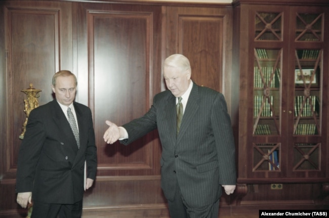 Resey prezidenti Boris El'cin men FSB direktorı Vladimir Putin. 1998 jıl.