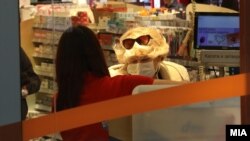 Граѓани со маски во продавница во Скопје поради коронавирусот