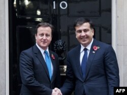 მიხეილ სააკაშვილი დიდი ბრიტანეთის პრემიერ-მინისტრ, დევიდ კამერონთან ერთად. 2011 წ.