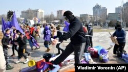 Мужчины в масках сорвали женский марш в Бишкеке. 8 марта 2020 года. 