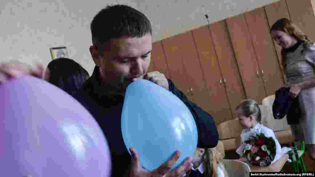 Отец Даши надувает шарики и помогает украсить класс для первого урока. Он работает в Киеве и отпросился с работы для того, чтобы попасть на &laquo;Первый звонок&raquo;