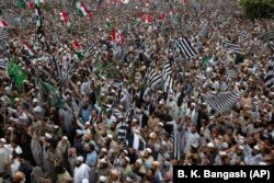 Supporters of Jamiat Ulema-e-Islam attend an anti-government march in Islamabad on November 1.