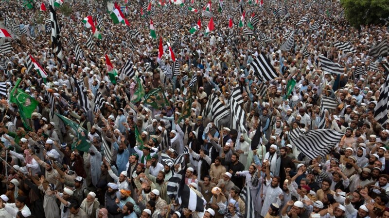 صدها هزار اسلام‌گرا در پاکستان خواستار برکناری نخست وزیر شدند
