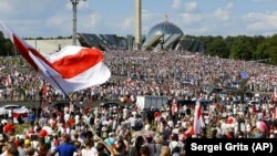 Протест в Беларуси не утихает, сторонники оппозиции прошли по центру Минска, 16 августа 2020 года