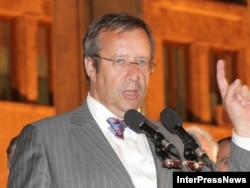 Toomas Hendrik Ilves, pe atunci președintele Estoniei, vorbind la un miting la Tbilisi, la 12 august 2008, în ultima zi a scurtului război dintre Georgia și Rusia.