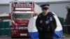 Մեծ Բրիտանիա - Ոստիկանությունը հսկում է բեռնատարը, որում 39 դի է հայտնաբերվել, 23-ը հոկտեմբերի, 2019թ․