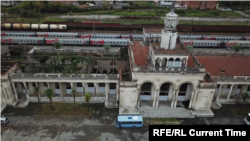 Не отремонтированный железнодорожный вокзал в Сухуми