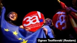 Manifestanții țin pancarte pe care scrie „Da pentru Macedonia europeană” în sprijinul referendumului privind schimbarea numelui țării și a candidaturii sale de aderare la NATO și UE, la Prilep, septembrie 2018.